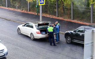 Какие законные действия водителя, когда инспектор требует открыть багажник авто?