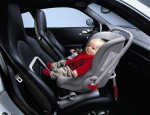 Почему перевозить в авто ребенка в куртке опасно для его здоровья?