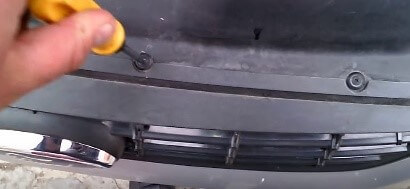 Автослесарь залил 4 литра Колы в бачок радиатора