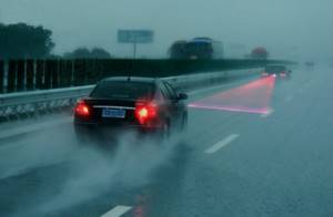 Правила безопасного передвижения в дождь, которые могут спасти жизнь