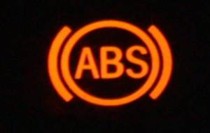 Почему горит лампочка АБС на панели приборов