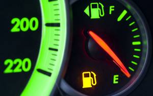 Сколько может проехать автомобиль, когда загорелась лампочка топливомера (таблица для популярных авто)