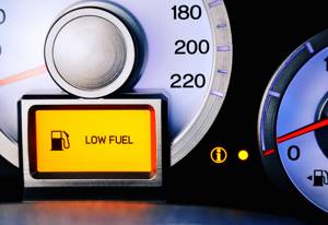Сколько может проехать автомобиль, когда загорелась лампочка топливомера (таблица для популярных авто)