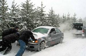 Как достать автомобиль из-под снега, если под рукой нет лопаты?
