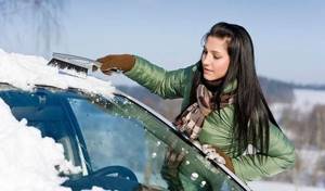 Почему нельзя очищать авто от снега щеткой?