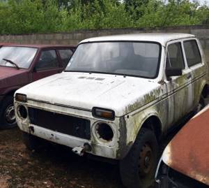 В одном из городов Франции был обнаружен заброшенный автосалон lada