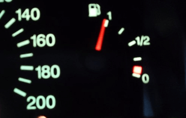 Сколько времени остается вам, чтобы заправить машину после того, как загорелась лампа низкого уровня топлива?