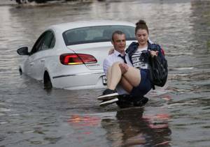 Мужчина героически спас девушек из утопающих автомобилей