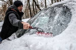 Почему нельзя очищать авто от снега щеткой?