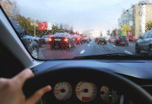 Особенности осеннего вождения: как не попасть в аварию на мокрой дороге и из-за тумана