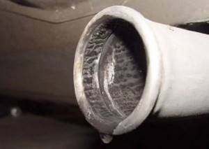 Почему из выхлопной трубы течет вода и как это предотвратить?
