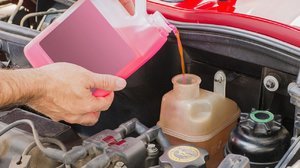 Когда менять охлаждающую жидкость авто?