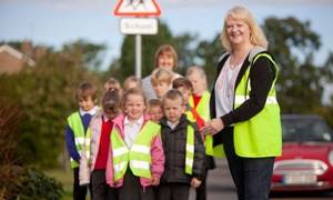 Как безопасно пропускать детей на дороге?