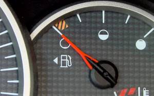 Почему лючок бензобака в автомобилях находится на разных местах?