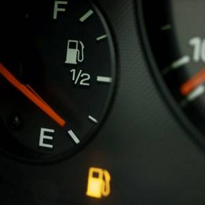 Сколько времени остается вам, чтобы заправить машину после того, как загорелась лампа низкого уровня топлива?