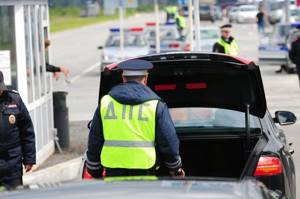 Какие законные действия водителя, когда инспектор требует открыть багажник авто?