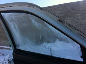 Как зимой не допускать наледь на стеклах авто?