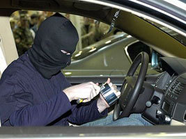 Новые методы кражи авто. При помощи обычной монеты можно угнать автомобиль