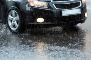 Особенности осеннего вождения: как не попасть в аварию на мокрой дороге и из-за тумана