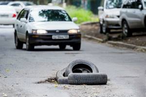Как защитить свои права, при повреждении автомобиля об яму на дороге