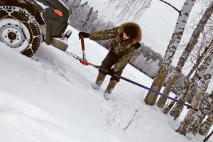 Как достать автомобиль из-под снега, если под рукой нет лопаты?