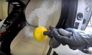Как самому сделать пятновыводитель, который очистит любое пятно в салоне авто?