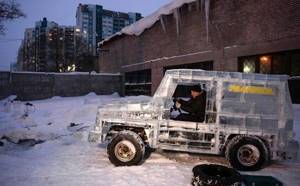 Автомобилист сделал внедорожник из льда, который может ездить как обычный автомобиль