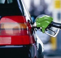 Нужно ли заправлять авто фирменным бензином?